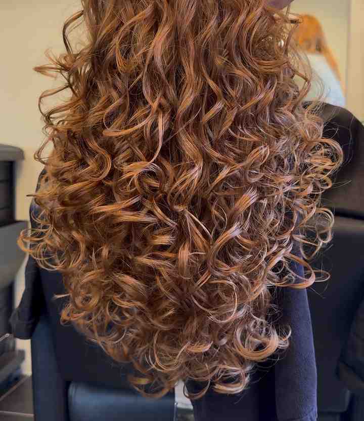 Curly girl styling met curly girl proof producten bij de krullenspecialist in Bussum